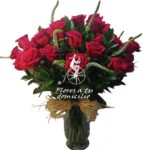 Florero de 12 Rosas Ecuatorianas